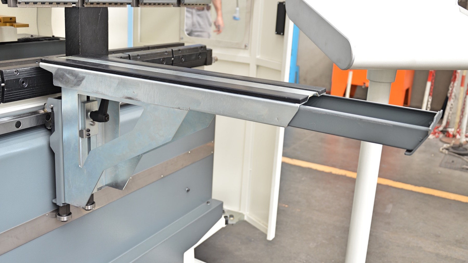 CNC-controlled automated press brake backgauge