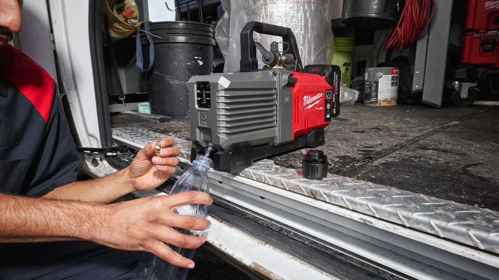 MILWAUKEE M18 FVP5 vacuum pump 5 CFM
