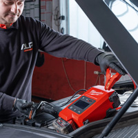 MILWAUKEE M18 JS 2000 jump starter booster za auto